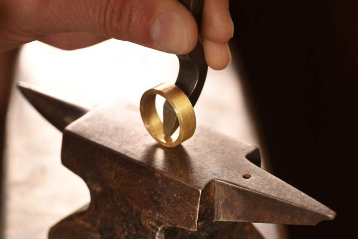 Comment reconnaître les poinçons sur vos bijoux en or et en argent ? -  Maison Française de l'Or